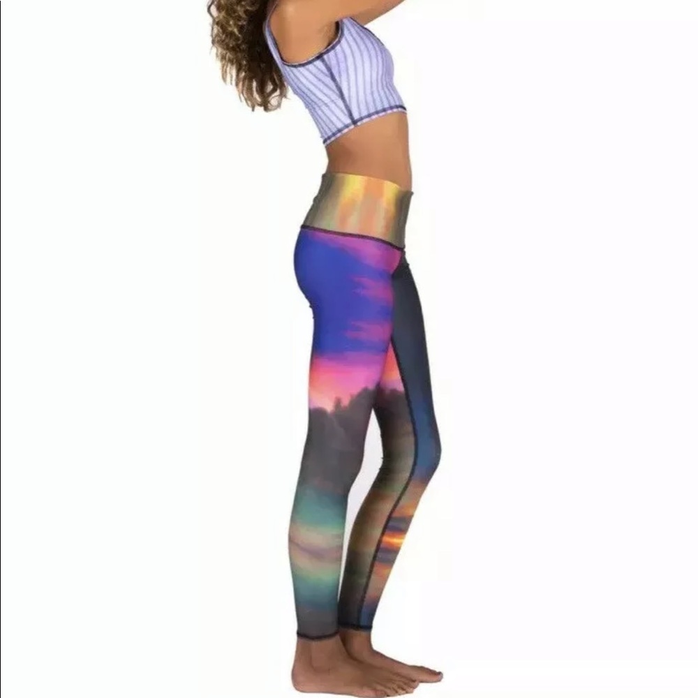 EUC Teeki *cloud hot pant/ leggings yoga small